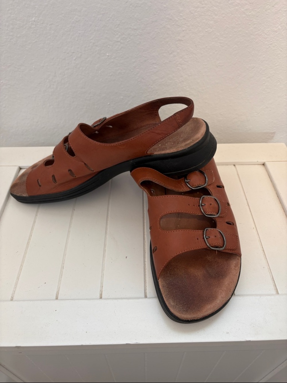 Clark’s Ladies 10 Medium Brown Leather Slingback Sandals with Adjustable Buckles